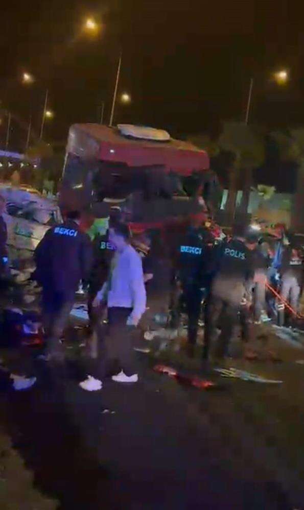TIR ve otomobiller çarpıştı! 5 ölü, 6 yaralı var 5